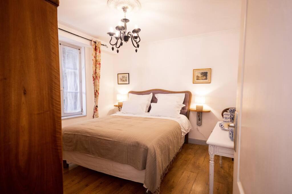 Le "Pied A Terre" - Appartement Plein Centre Avec Parking Prive Bourges Eksteriør billede